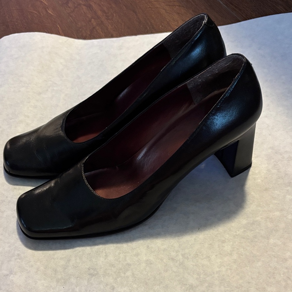 Bandolino Black Leather Heels